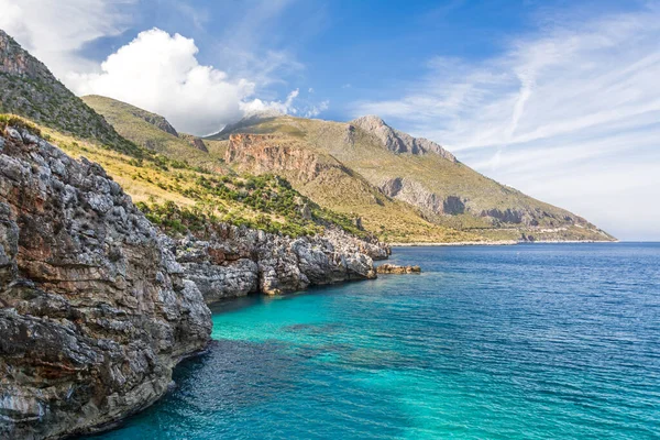 Piękne Pagórkowate Wybrzeże Morza Śródziemnego Turkusową Wodą — Zdjęcie stockowe