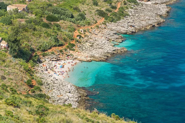 Bela Praia Com Pessoas Tomando Banho Costa Mediterrânea Com Água Imagens Royalty-Free