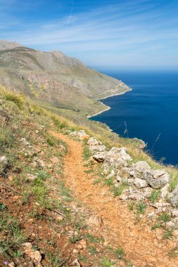 Güzel Akdeniz kıyı manzarasında yürüyüş izleri.