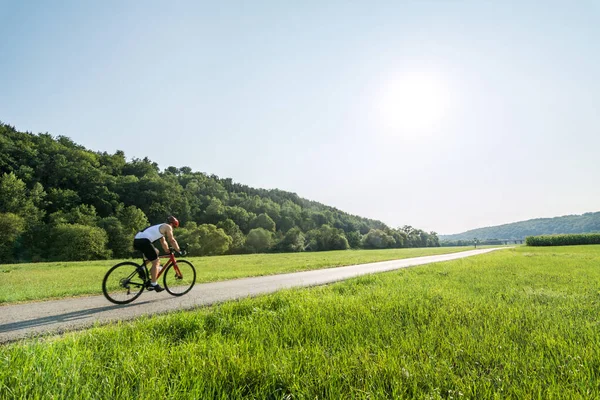 Radler Auf Rennrad Auf Radweg Ländlicher Landschaft Sommer — Stockfoto
