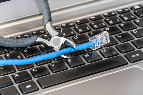 Bilgisayar klavyesinde internet kablosu kesen pense