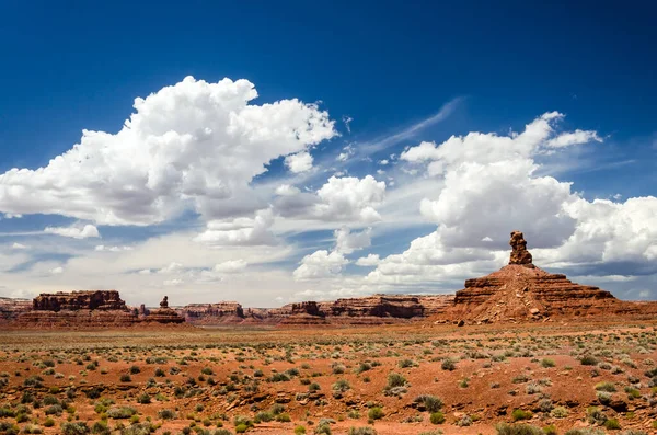 Malerische Wüstenlandschaft Mit Rotem Sand Und Felsen Und Schönen Wolken — Stockfoto