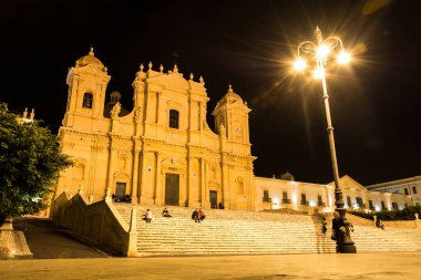 İtalya, Sicilya, Noto 'daki tarihi barok katedralinin gece çekimi.
