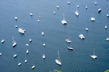 Rio Körfezi 'nde park etmiş yatlar