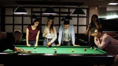 Arkadaşlar keyifle bilardo oynarlar..