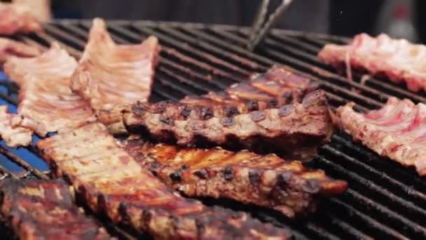 Séf Kéz Kiegyenesíti Grillezett Húst — Stock videók