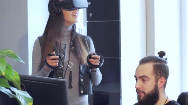 Chica Beatyfull Con Gafas Realidad Virtual Oficina — Vídeos de Stock