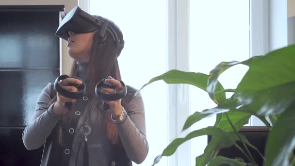 Linda Garota Jogando Jogos Com Óculos Realidade Virtual Escritório — Vídeo de Stock