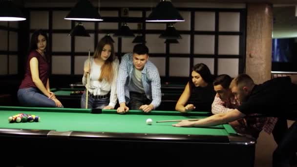 Les Amis Jouent Joyeusement Billard — Video