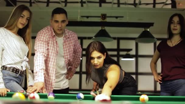 Les Amis Jouent Joyeusement Billard — Video