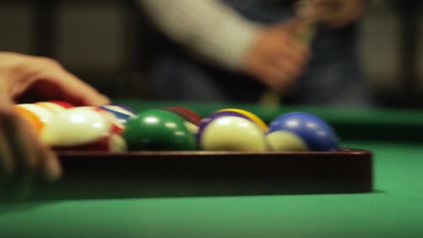 マーカーはボールをプールテーブルの上に置き — ストック動画