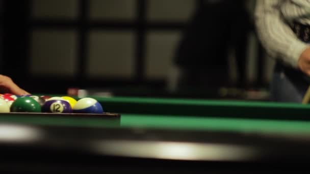 Marqueur Met Des Balles Sur Table Billard — Video