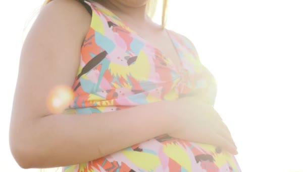 Zwanger Meisje Loopt Een Mooie Jurk Hoed — Stockvideo