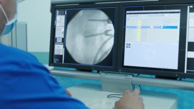 Doktor röntgeni monitörde inceliyor.