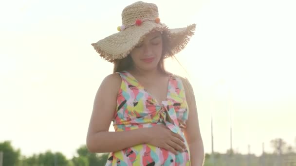 Chica Embarazada Camina Hermoso Vestido Sombrero — Vídeo de stock