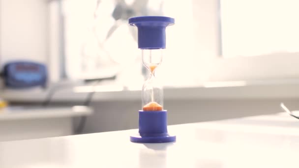 Tempo Passa Alla Clessidra Nel Laboratorio Chimico — Video Stock