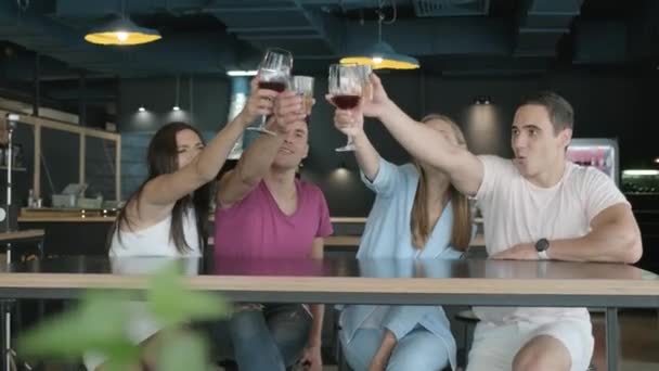 Φίλοι Κάθονται Ένα Μπαρ Και Πίνουν Αλκοόλ — Αρχείο Βίντεο