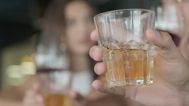 バーではお酒や友人のグラスが — ストック動画