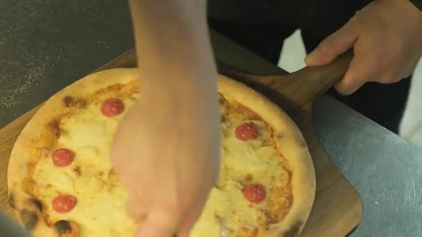 Pizza Cortada Pedazos Con Una Rueda Cuchillo — Vídeos de Stock