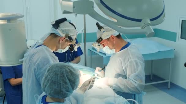 Chirurgen Voeren Een Operatie Uit Kijken Door Een Mobiele Microscoop — Stockvideo
