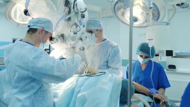 Cirurgiões Realizar Uma Operação Olhar Através Microscópio — Vídeo de Stock