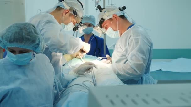 Chirurgen Voeren Een Operatie Uit Verpleegkundigen Helpen Hen — Stockvideo