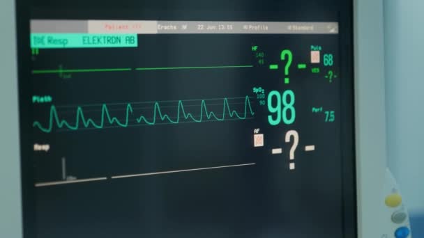 Device Shows Vital Signs Doctor — Stock Video