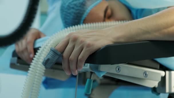 Patienten Ligger Operationsbordet Med Sensor Fingret — Stockvideo
