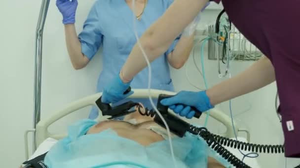 Läkare Ger Återupplivning Till Manlig Patient Akuten Hjärtmassage Defibrillering — Stockvideo