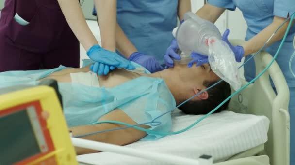 Medici Danno Rianimazione Paziente Sesso Maschile Pronto Soccorso Massaggio Cardiaco — Video Stock