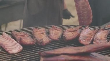 Şef el ızgara et doğruyor.