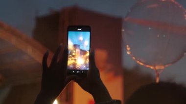 Eller siluet fotoğraf çekiyor ya da akıllı telefonlu canlı müzik konserinin videosunu çekiyor. Fotoğraf, eğlence ve teknoloji konsepti