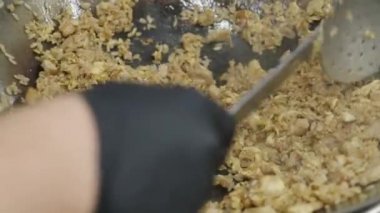 Bir tabak pilav ve et tavada pişirilir.