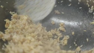 Bir tabak pilav ve et tavada pişirilir.