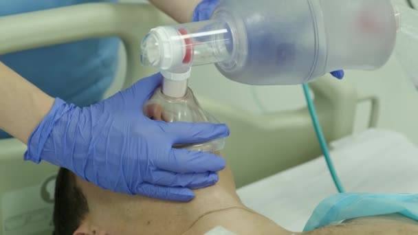 Artsen Geven Reanimatie Aan Een Mannelijke Patiënt Eerste Hulp Hartmassage — Stockvideo