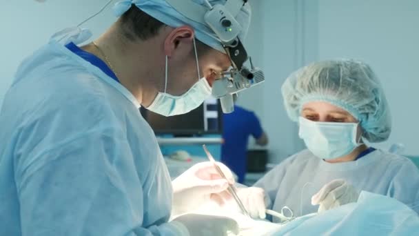 Kirurg Gör Suturer Snittet Till Patienten Operation — Stockvideo