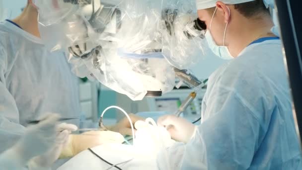 의사들은 수술을 현미경으로 — 비디오