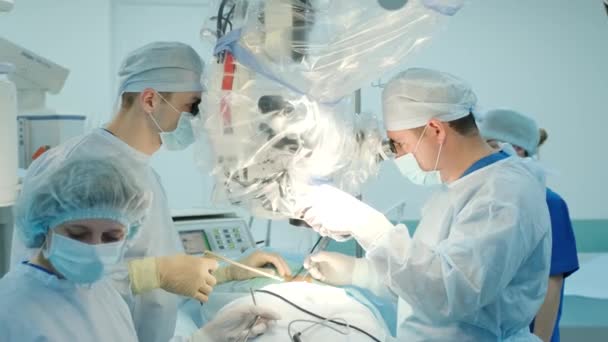 Cirurgiões Realizar Uma Operação Olhar Através Microscópio — Vídeo de Stock