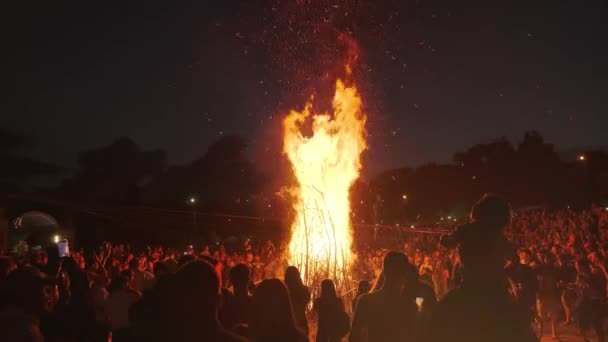 Les Gens Tiennent Autour Grand Feu Joie Lors Festival — Video