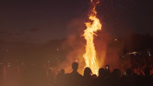 Les Gens Tiennent Autour Grand Feu Joie Lors Festival — Video