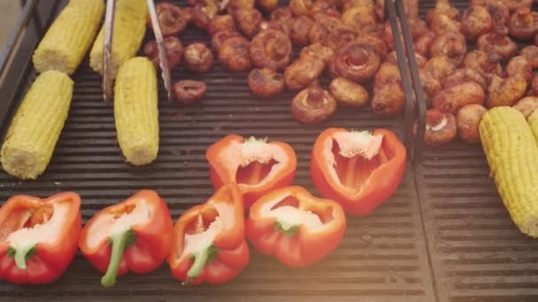 Kucharz Kleszczami Przenosi Grillowane Warzywa — Wideo stockowe