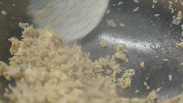 Ένα Πιάτο Ρύζι Και Κρέας Μαγειρεύεται Ένα Τηγάνι — Αρχείο Βίντεο