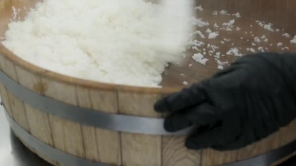 Koch Rührt Heißen Reis Holzschüssel — Stockvideo