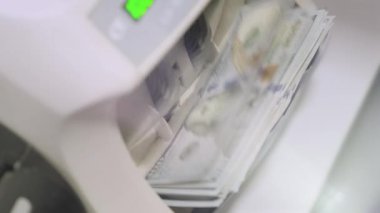 Hesap makinesi bin dolarlık banknotları sayar. 100 dolar.