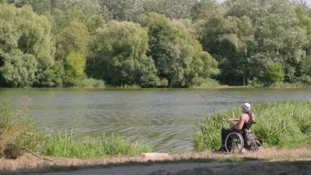 Gehandicapte Man Aan Het Vissen Bij Een Meer Rolstoel Kamperen — Stockvideo