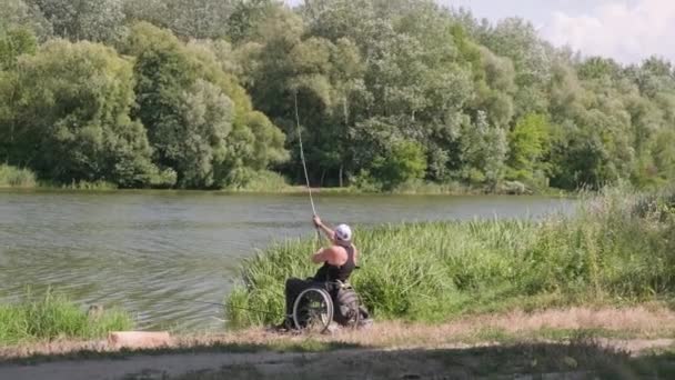 Gehandicapte Man Aan Het Vissen Bij Een Meer Rolstoel Kamperen — Stockvideo