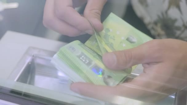 Händerna Räknar Antalet Eurosedlar Bankkassan — Stockvideo