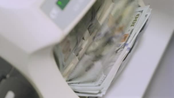 Maszyna Obliczeniowa Liczy Banknoty Tysiąca Dolarów 100 Dolarów — Wideo stockowe