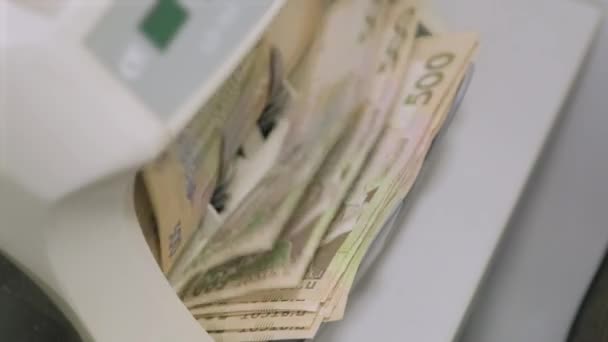 Hesaplama Makinesi Binlerce Hryvnia Banknotunu Sayar 500 Hryvnia — Stok video