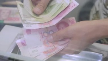 Eller Çin yuan banknotlarını sayar. Banka kasası. 